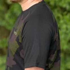 Avid Carp Distortion Camo Lite Short Sleeve T-Shirts 9 Avid Carp Distortion Camo Lite Short Sleeve T-Shirts -Fishing Finesse Finds 4ieil2bu637902875841149651
