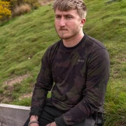 Avid Carp Distortion Camo Lite T-Shirt -Fishing Finesse Finds vdebabtm637873386236606633